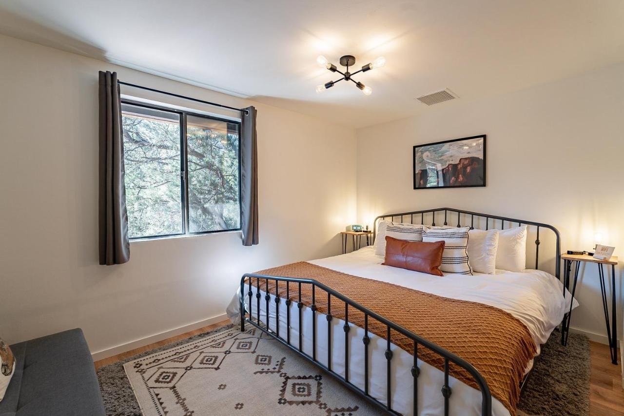 The Pine House - Cozy Mid-Century Modern, Pet-Friendly Vila Exterior foto